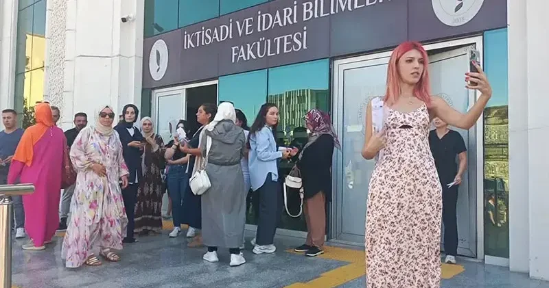 Yalova da kazadan sonra oluşun trafik yoğunluğu nedeniyle AÖF sınavına geç kaldılar