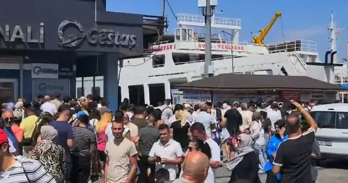 Fırtına gemi seferlerini iptal ettirdi: Tatilciler Erdek te uzun kuyruklar oluşturdu