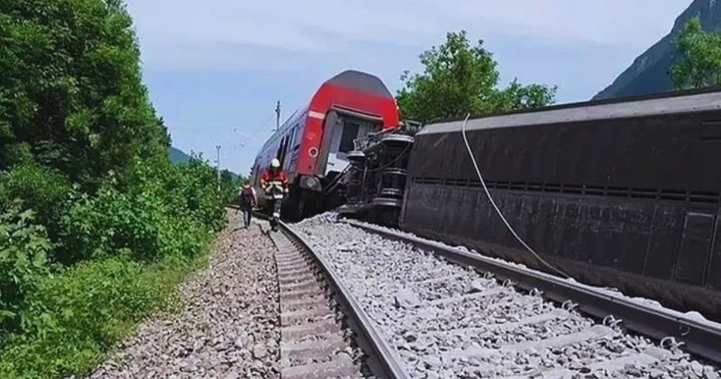 Danimarka da tren raydan çıktı: Ölü ve yaralılar var