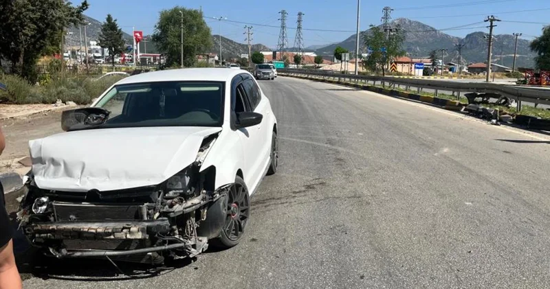Virajı alamayan otomobil bariyerlere çarptı: 3 yaralı