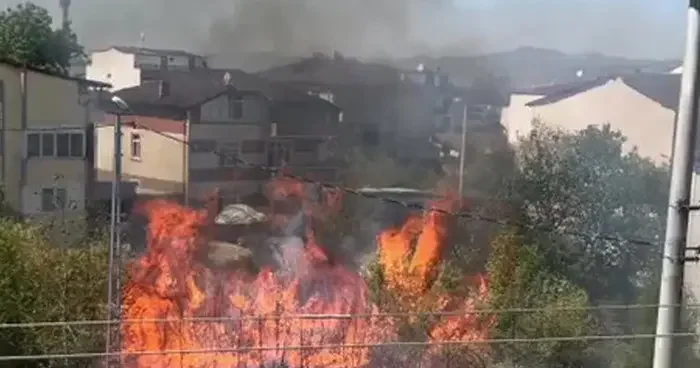 Evlerin bitişiğinde çıkan yangın korkuttu