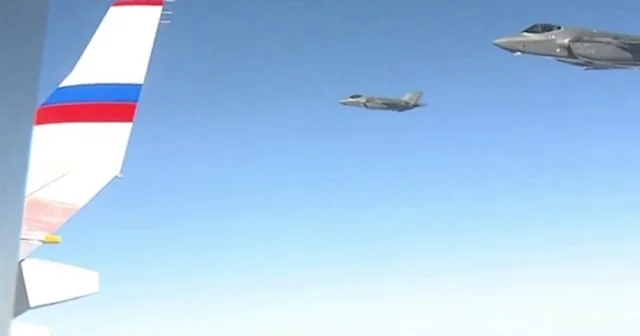 ABD ye ait F 22 savaş uçakları Putin in uçağına eşlik etti VİDEO İZLE