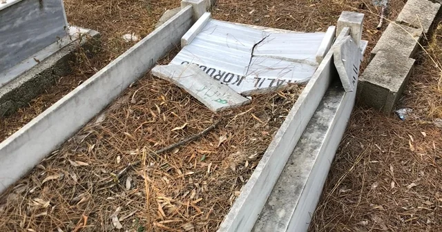 Adana da 20 mezar taşı kırıldı Adana Haberleri
