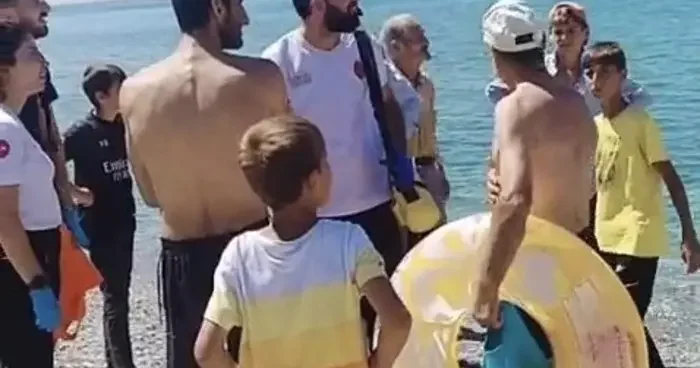 Van Gölü’nde boğulma tehlikesi geçiren baba ve oğul balıkçılar tarafından kurtarıldı