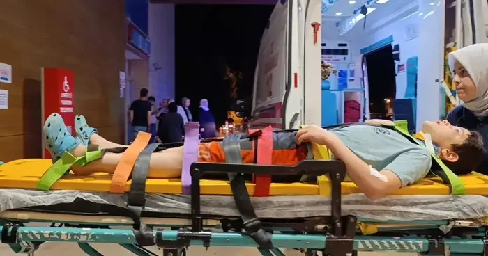 Annesinin elini bıraktı gözünü hastanede açtı