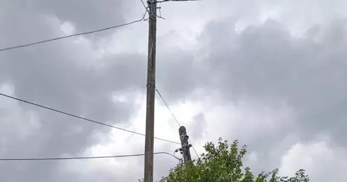 Eğik duran elektrik direği düzeltildi