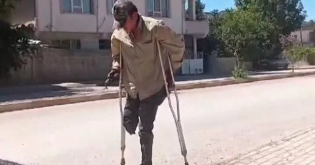 CHP li belediyenin yapamadığını bedensel engelli muhtar yaptı: Yolda sürünerek asfalt döktü VİDEO İZLE
