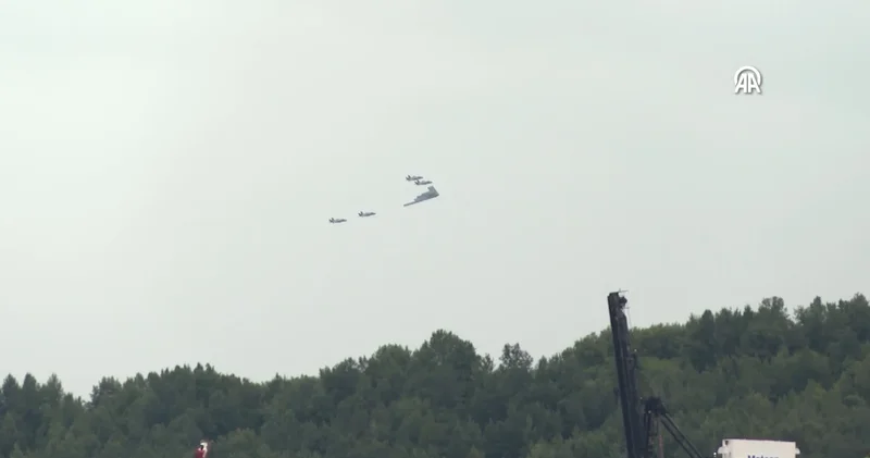 Putin’in Alaska’ya B 2 bombardıman uçağı eşliğinde gelmesi gündem oldu