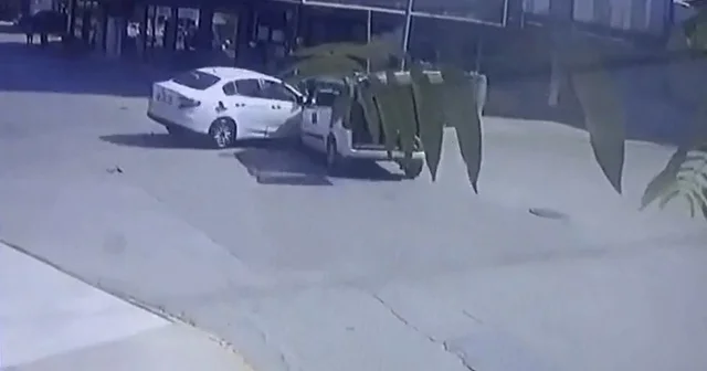 Hafif ticari araçla çarpışan otomobilin sürücüsü yaralandı; kaza kamerada Bursa Haberleri