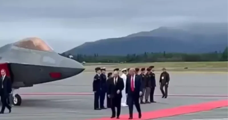 Resmen Putin e gözdağı! Kırmızı halıda yürürken üstlerinden ABD savaş uçakları geçti