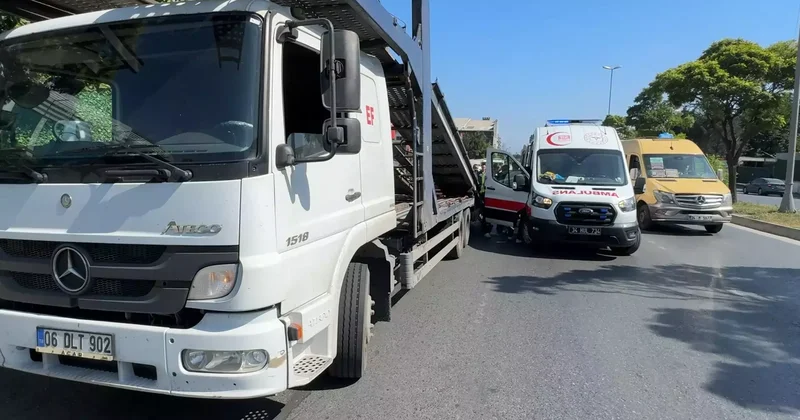 Avcılar da motosiklet park halindeki çekiciye çarptı: 2 yaralı