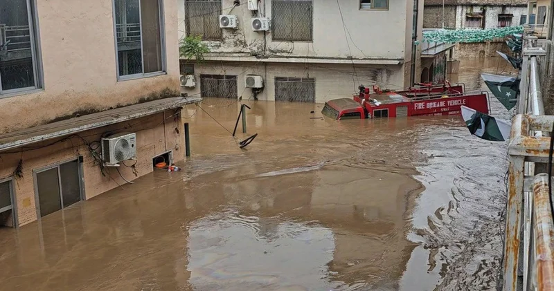 Pakistan da sel felaket getirdi: 330 ölü