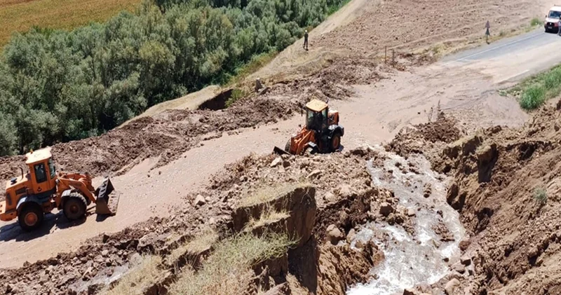 Sulama kanalından akan su ve çamur, yolu kapattı