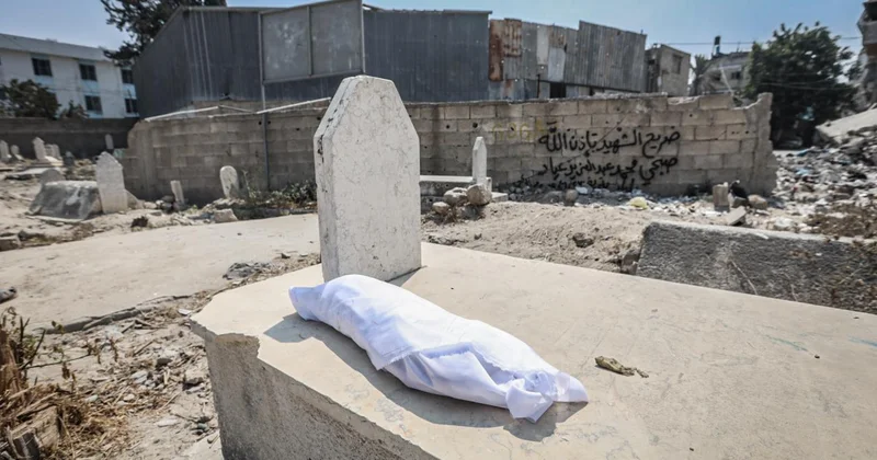 Katil İsrail’in ablukasındaki Gazze de iki kardeş bir saat arayla yaşamını yitirdi