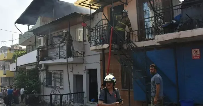 İzmir de korku dolu anlar! Alevler bir anda binayı sardı, 4 eve sıçradı