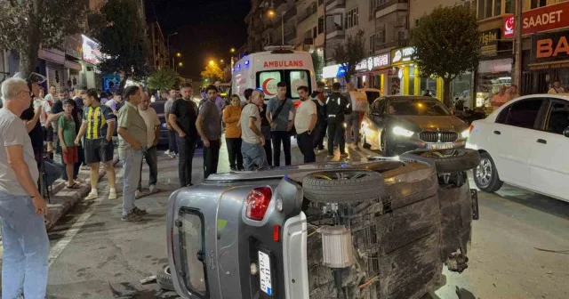 Elektrikli otomobil ile motosiklet çarpıştı: Araçtan savruldular Düzce Haberleri