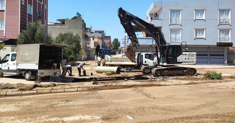 Su borusu patladı, sokaklar ve evler sular altında kaldı