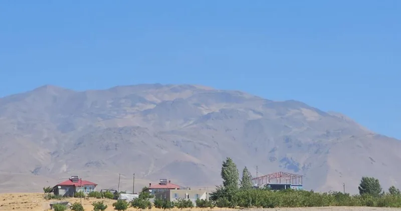 Kuraklık Süphan Dağı’nı da vurdu: Aşırı sıcaklar zirvedeki karı eritti