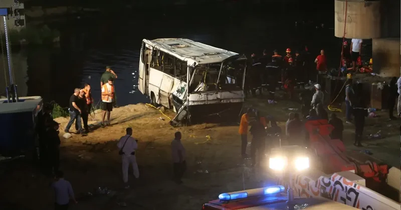 Cezayir de otobüs dere yatağına uçtu, 18 kişi boğularak can verdi! Ulusal yas ilan edildi