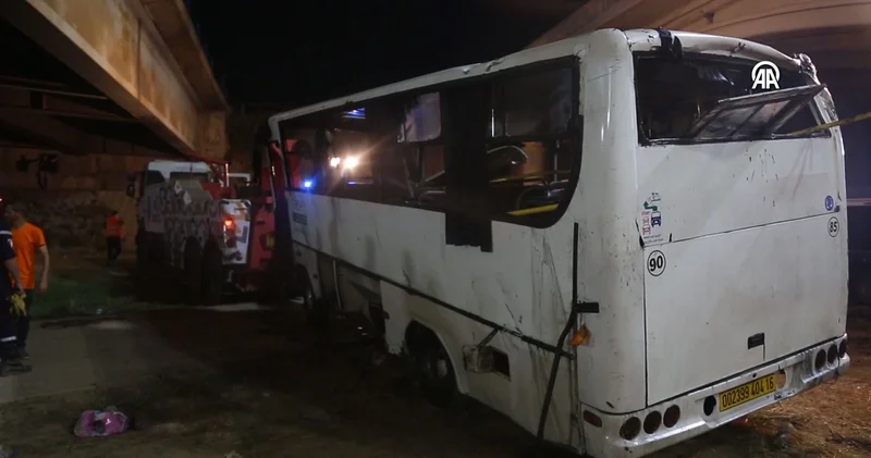 Yolcu otobüsü köprüden dereye düştü: 18 kişi boğularak öldü, 24 kişi yaralandı