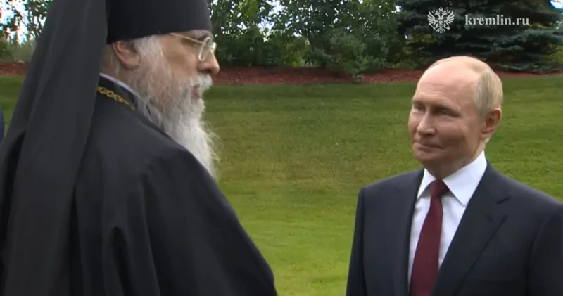 Putin den Sovyet askerlerinin mezarlarına ziyaret