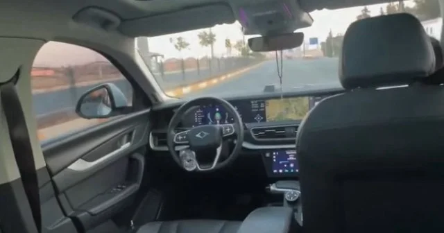 Şanlıurfa da seyir halindeyken direksiyonu bırakıp arka koltuğa geçti VİDEO İZLE
