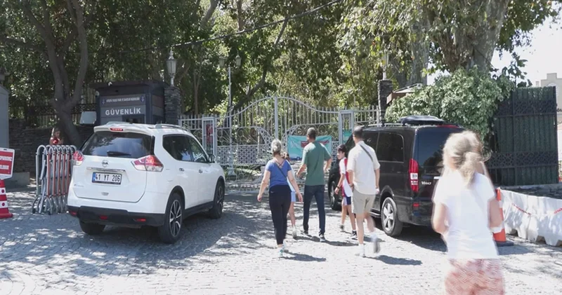 İstanbul da şiddetli fırtına; Gülhane Parkı kapatıldı