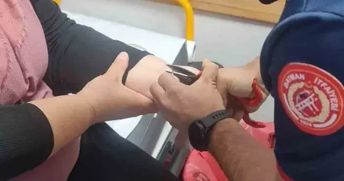 Batman’da kadının bileğine sıkışan bilezik itfaiye ekiplerince çıkarıldı