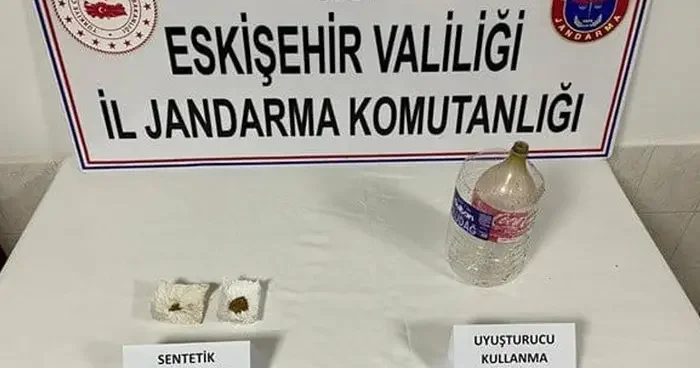 Jandarma Eskişehir e uyuşturucu getiren 2 şüpheliyi yakaladı