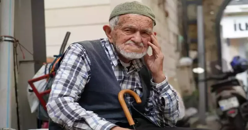 96 yaşındaki Dursun dede, gözlük kullanmadan şemsiye tamir ediyor
