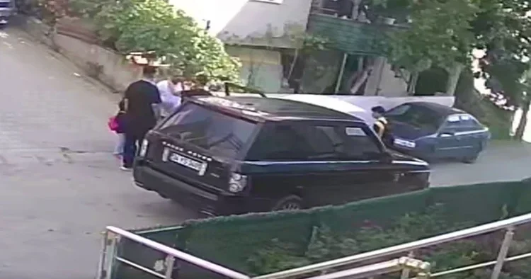 Hız uyarısında bulunan babaya tokat atmıştı... Adalet Bakanı Tunç duyurdu: Sürücüye tutuklama kardeşine ev hapsi!