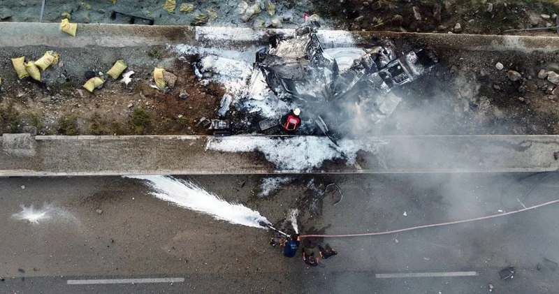 Freni arızalanan TIR otobüse çarpıp alev aldı!