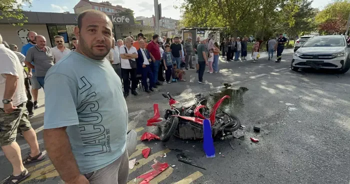 İki otomobilin arasında kağıt gibi ezildi: Motosiklet üzerindeki 2 kişi yaralı kurtuldu