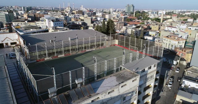 Adana nın tarihi dokusunun arasındaki 5 katlı binanın damında futbol Adana Haberleri