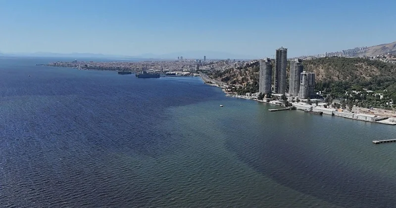 Kirlilik ve kötü koku etkisini artırdı; İzmir Körfezi nde içler acısı manzara