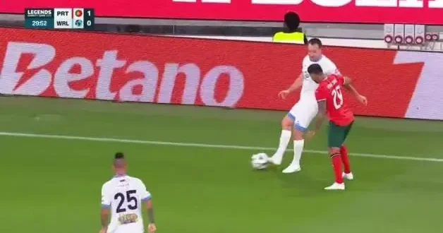 Yardım maçında Ricardo Quaresma nın Terry i çelme ile düşürdüğü anlar herkesi güldürdü