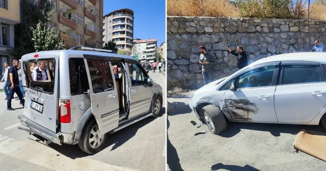 Freni boşalan çekici 5 araca çarptı: 3 yaralı Hakkâri Haberleri