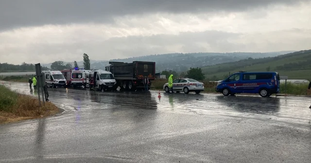 Yalova da kamyon ile minibüsün çarpıştığı kazada 3 kişi yaralandı Yalova Haberleri