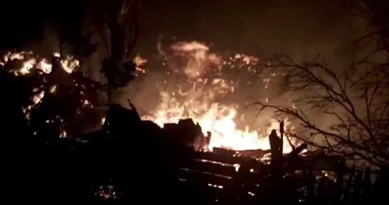 Korkutan yangından kaçamadılar: Evler küle döndü