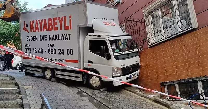 Kağıthane de kamyonet binaya çarptı; kaza anı kamerada