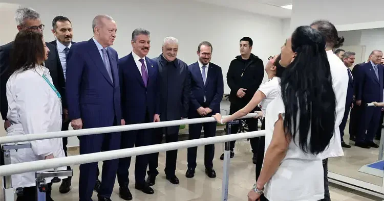 Cumhurbaşkanı Erdoğan, açılışını yaptığı hastanedeki hastaları ziyaret etti