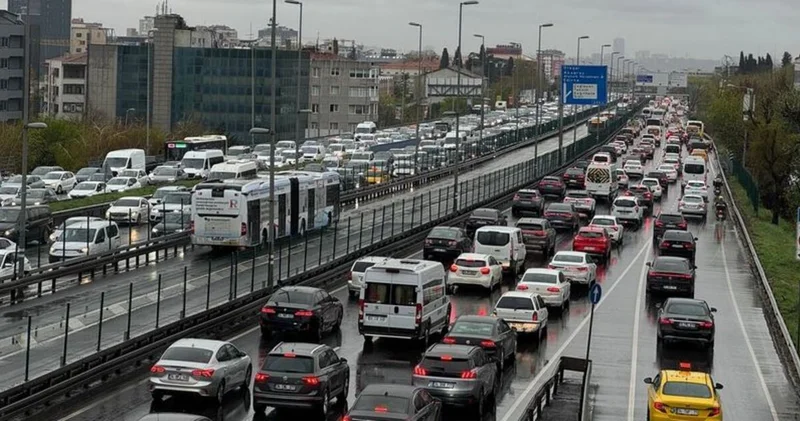 Son dakika: İstanbul da yağışın da etkisiyle trafik yoğunluğu yüzde 74 e çıktı Son dakika haberleri