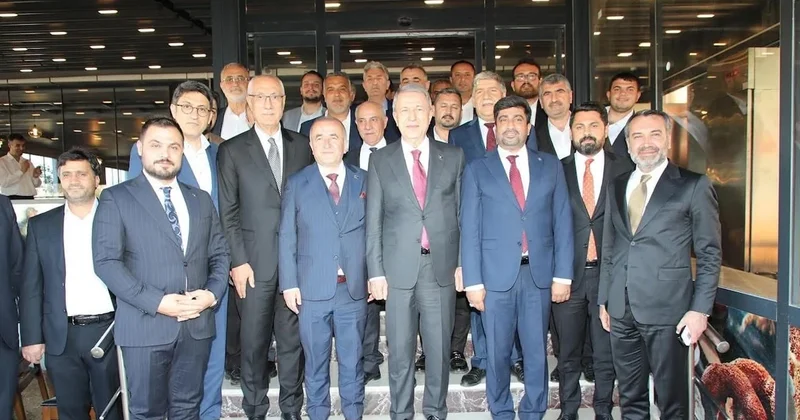 Devletin valisi, partinin neferi gibi: Hulusi Akar’ı AKP’lilerle birlikte uğurladı Sözcü Gazetesi