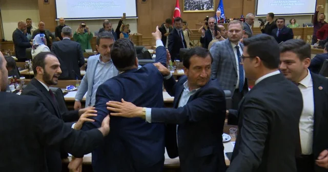 Bursa Büyükşehir Meclisi nde ortalık karıştı VİDEO İZLE