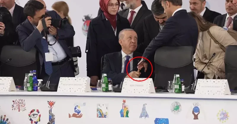 Görüntü bomba! Erdoğan, Macron un üstünlük kurma çabasına izin vermedi