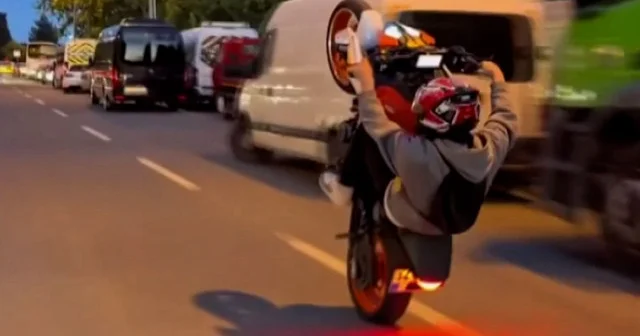 Motosikletle akrobatik hareketler yapan sürücüye ceza VİDEO İZLE