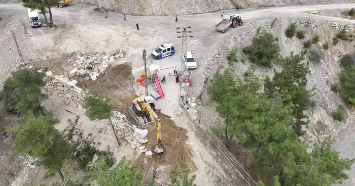 Ekipler günlerdir mesai yapıyor: Köylerin yarım asırlık yol sorunu çözülüyor