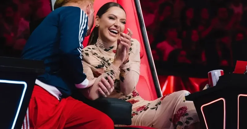 Hadise nin tercihi desenli mini elbise oldu