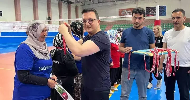 Nevşehir de adliyenin özel bireyleri ve çiftçi kadınlar voleybol maçına çıktı