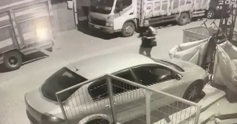 Küçükçekmece de haraç için araç kurşunlayan şüpheli, gizlendiği binaya eşofmanla girip etekle çıktı